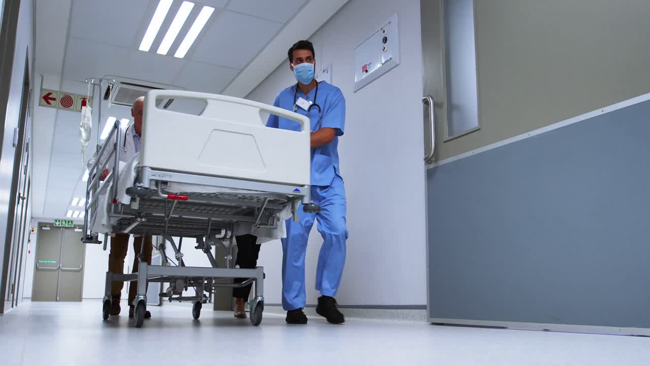 equipo de médicos que llevan al paciente al quirófano