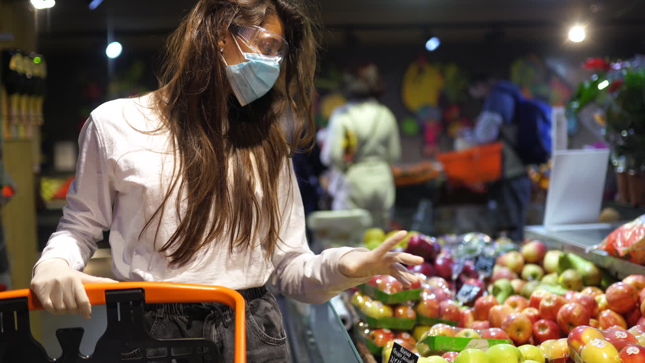 전염병 기간 동안 슈퍼마켓에서 과일을 구입하는 여성