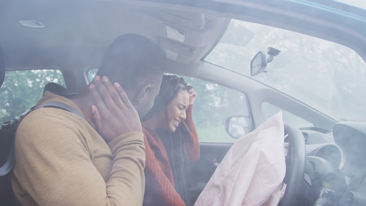 남성 운전자가 휘파람 부상을 입은 자동차 사고에 휘말린 부부