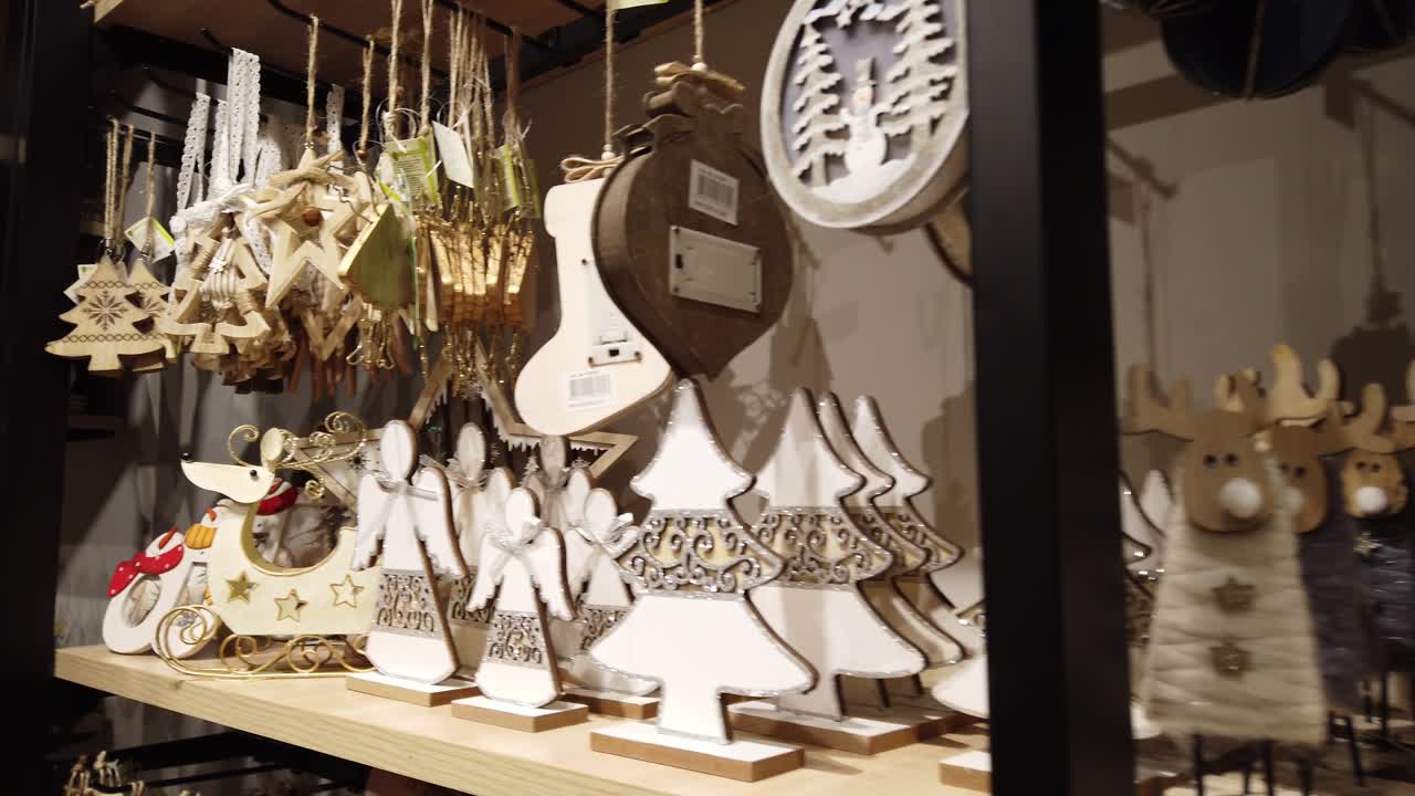 Souvenirs dans une boutique de cadeaux. Cadeaux de Noël