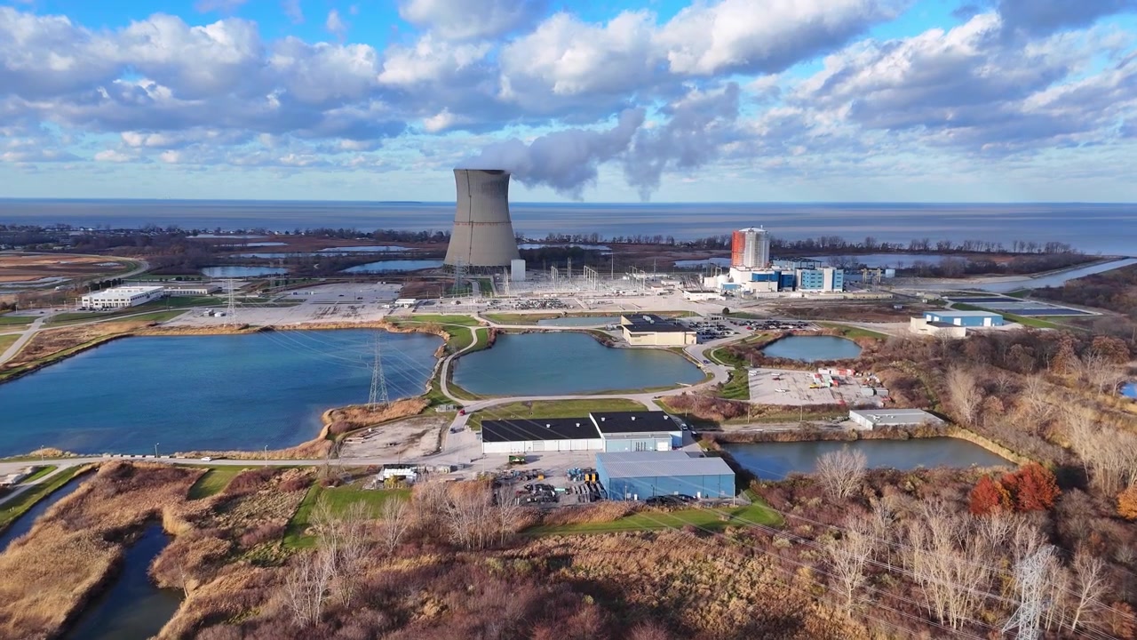 Vista aerea della centrale nucleare di Davis-Besse che rilascia vapore dalla sua torre di raffreddamento.