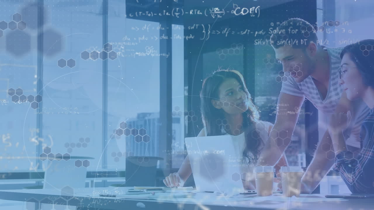 animación del procesamiento de datos sobre personas de negocios que trabajan juntas