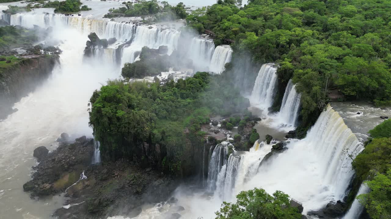 4k aéreo de las cataratas del iguazú entre argentina y brasil