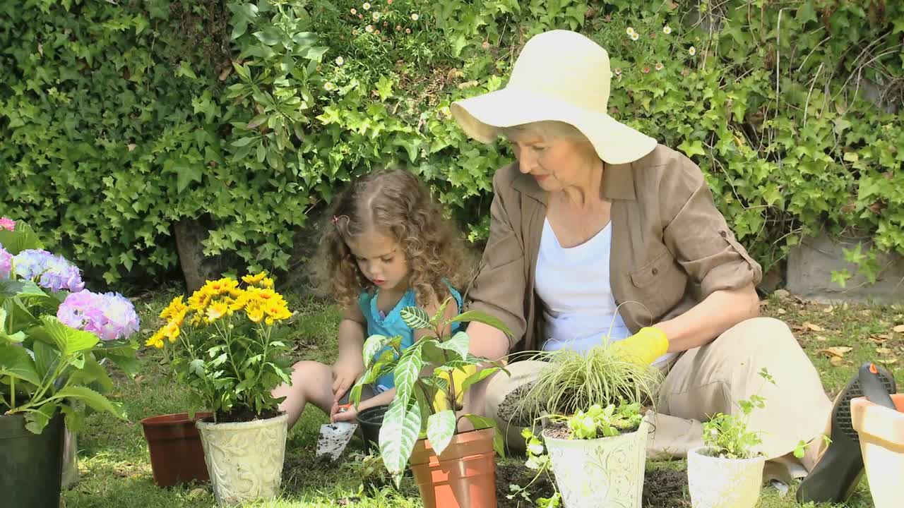 Abuela y nieta trabajando juntas en jardinería