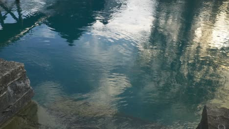 interlaken pov inmersivo: moverse por las calles de la ciudad temprano en la mañana en suiza, europa, caminando | revelación dramática temblorosa desde el agua puente icónico con famosa vista