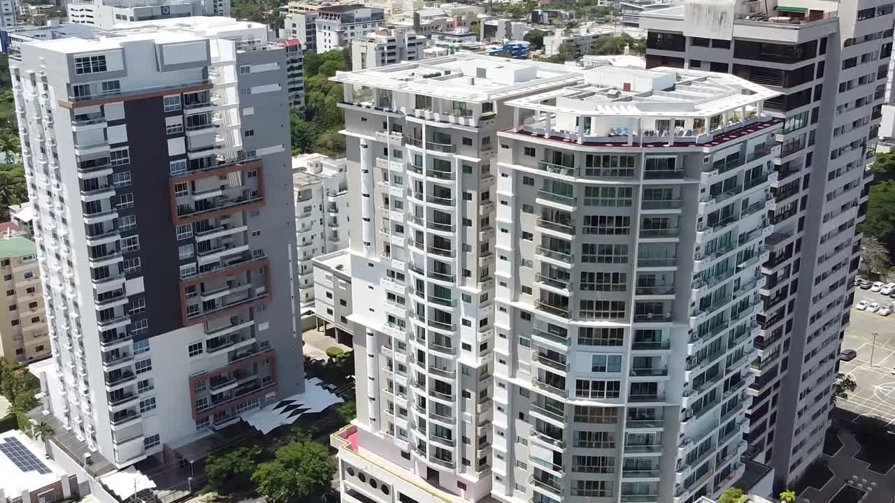 santo domingo - república dominicana - 29 de mayo de 2021 - edificios residenciales en la ciudad, estructura alta con grandes ventanales y estilo miami, en santo domingo