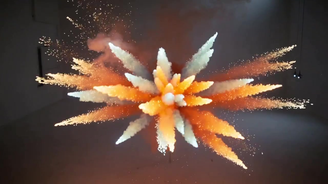 Antänder en upphängd pyroteknisk behållare som avger ett orangevitt stjärnregn i en mörk studio för en konstuppvisning.