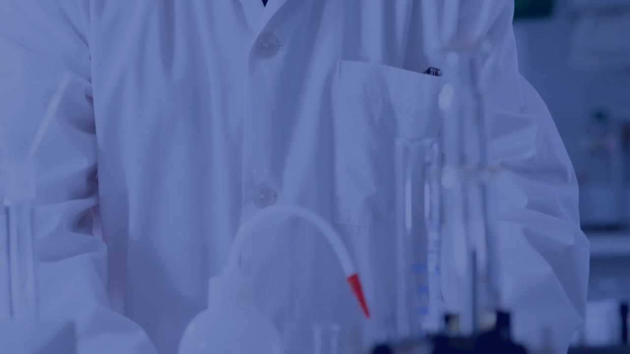 Laboratuvarda Kafkas kökenli erkek bir bilim insanının üzerinde moleküller animasyonu.