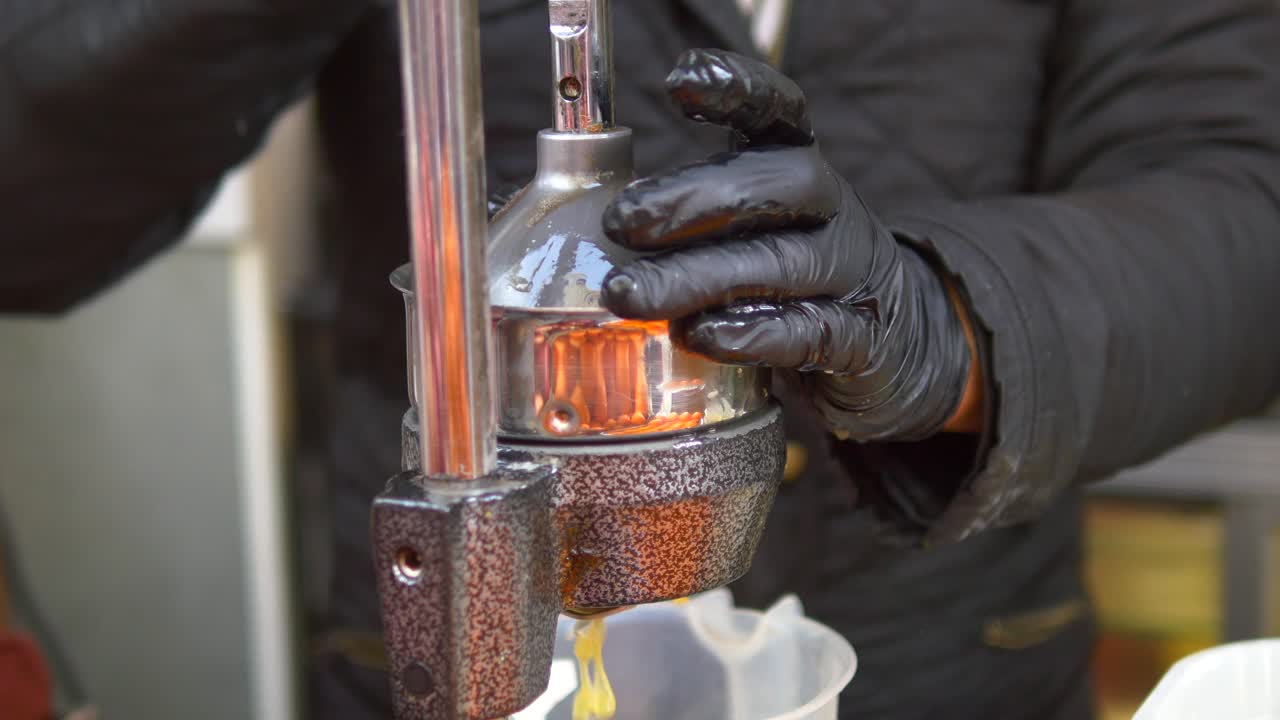 신선한 주스를 위해 오렌지를 압축하는 사람