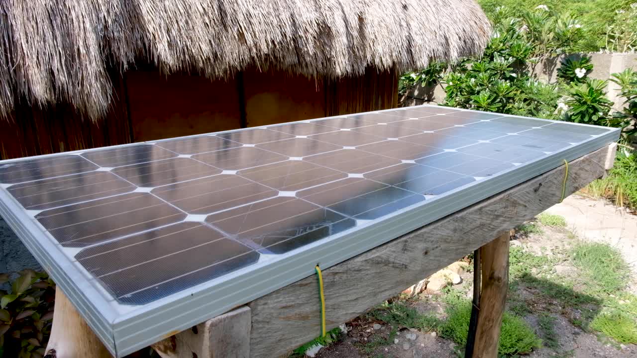 instalación de paneles solares de energía eléctrica sostenible y ecológica para una cabaña en la playa en una isla tropical remota