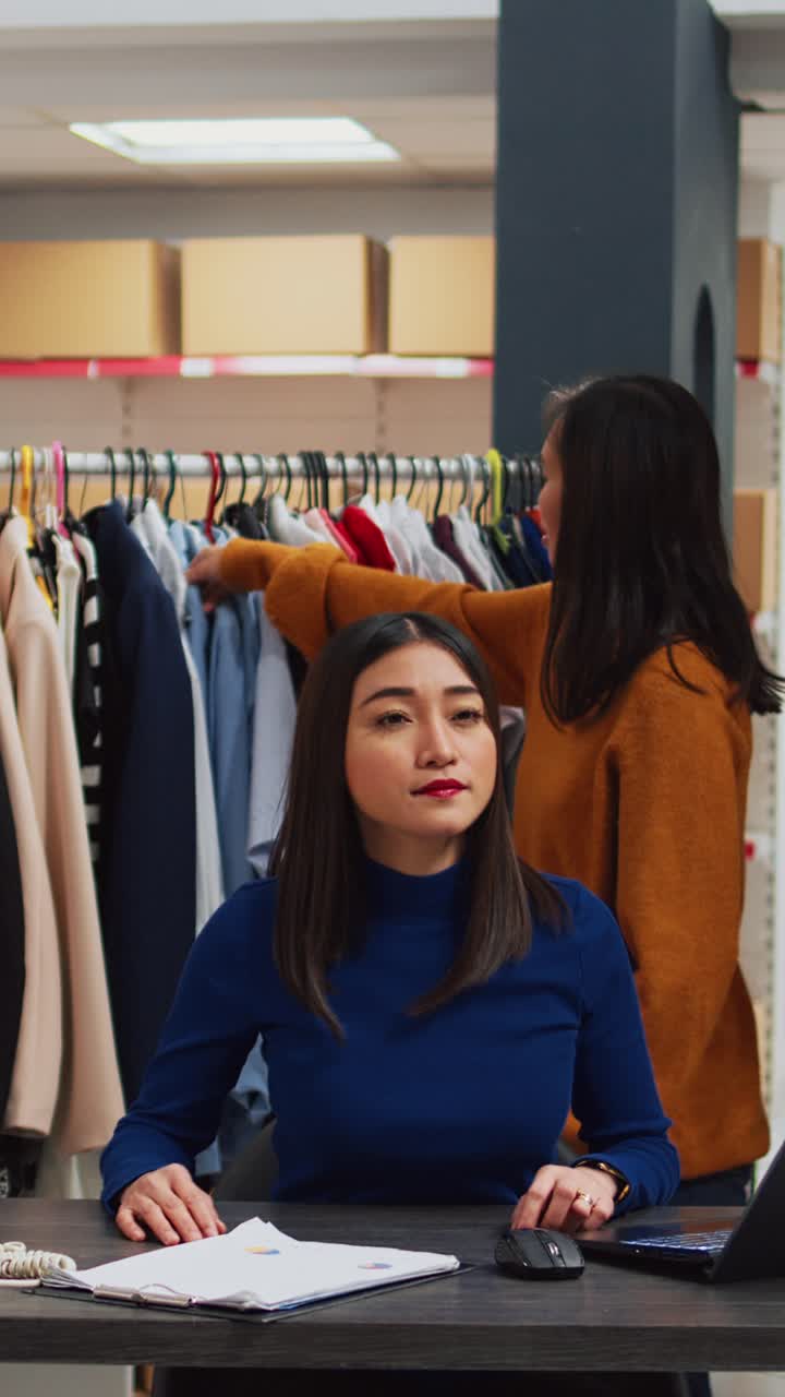 Video verticale: team di persone asiatiche che registra un video promozionale