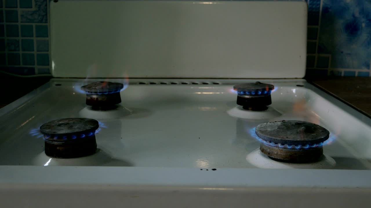 은 소화기 스토브 에서 불, 가정 주방에서 불꽃으로 요리 프로판 가스 또는 메탄 연소.