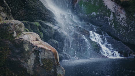 Hermosa-Cascada-En-Galicia-Agua-Golpeando-Las-Rocas-Cardán-Cámara-Lenta