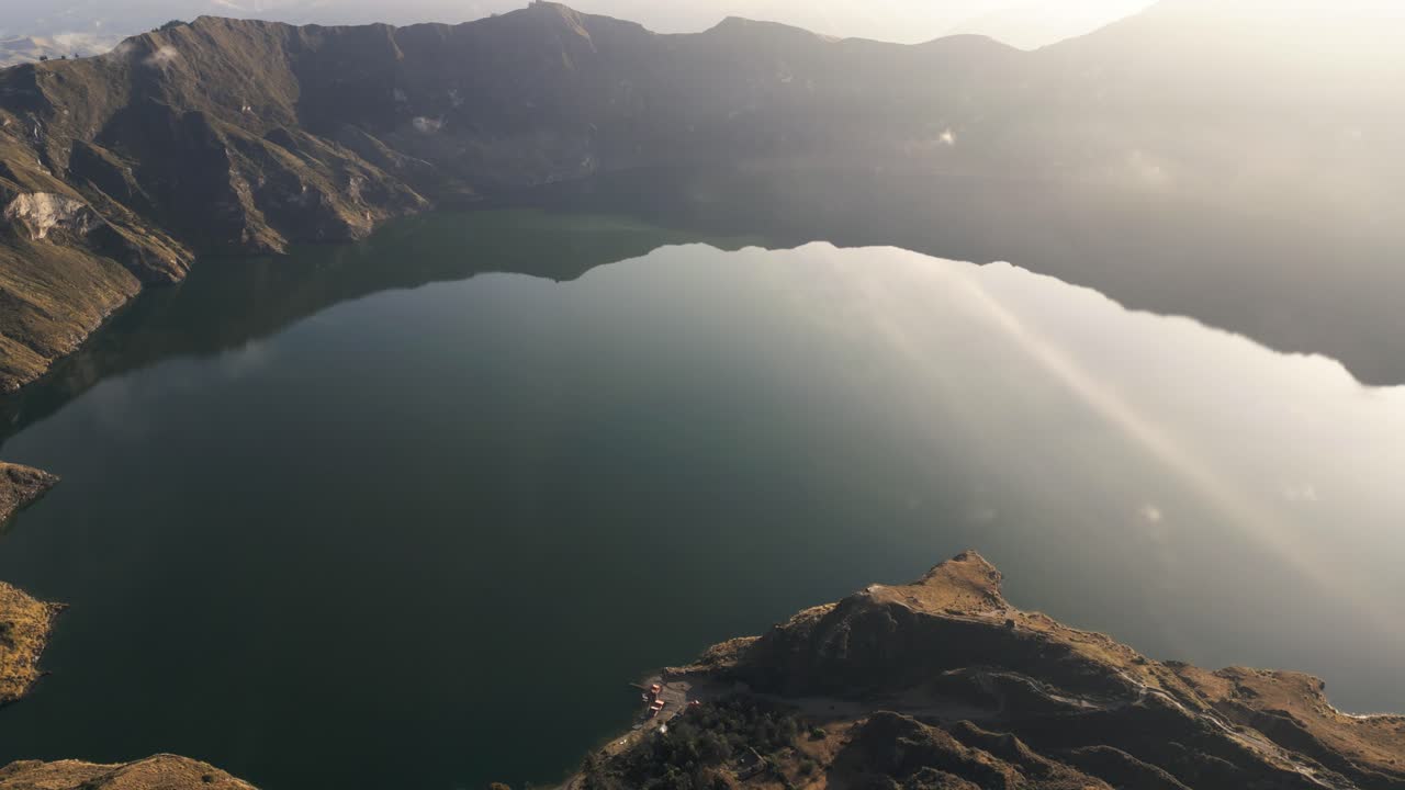 남아메리카 에콰도르에 있는 퀼로토아 분화구. 조감도