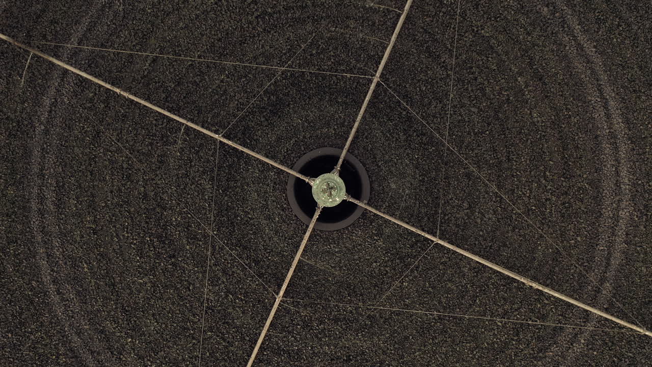 공중 조망 폐기물 처리 시설 폐수 처리 하수 시설 청소 검은 물 위생 화학 물질로 위에서 드론 4k