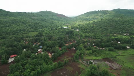 Vegetación-Pueblo-De-Montaña-Vista-De-Drone