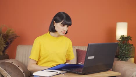 la mujer que revisó y firmó el papeleo está feliz y satisfecha.