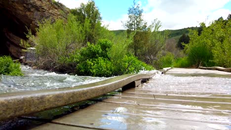 Reißendes-Wasser-Läuft-über-Eine-Brücke