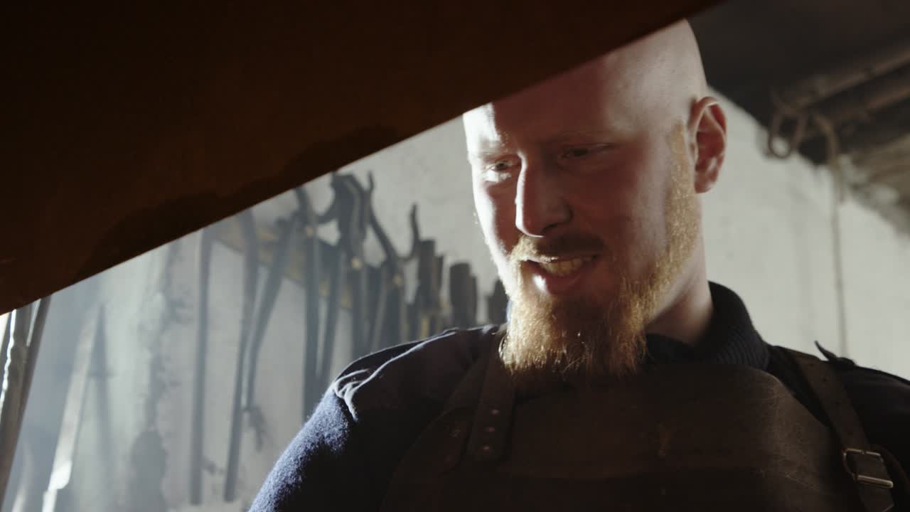 의 불에 의해 조명 된 의 초상화