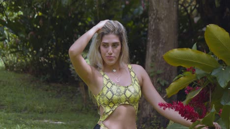 modelo venezolana posando para una foto en un jardín de flores