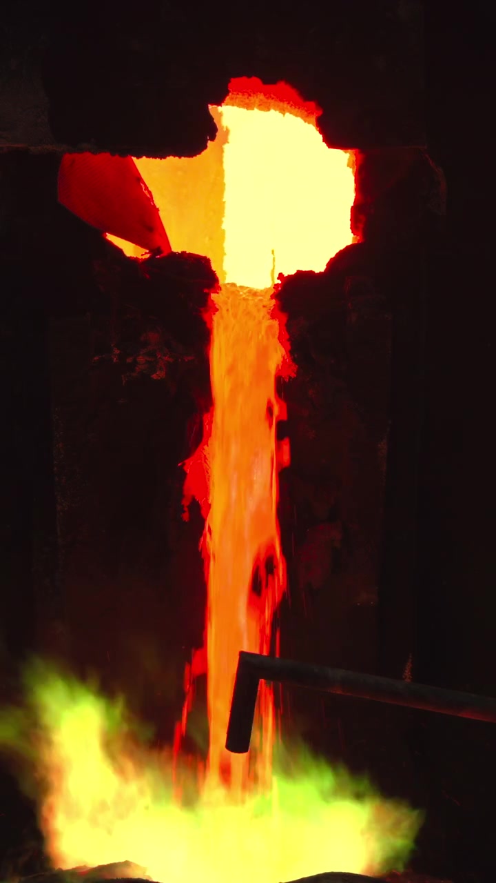 Colata di metallo fuso nello stampo, cascata arancione brillante da un crogiolo con reazione di fiamma chimica verde