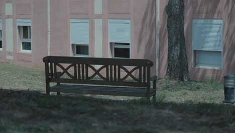 banco bajo la sombra en un jardín tranquilo en el hogar de ancianos francés