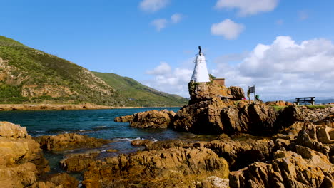 Faro-Blanco-De-Cabezas-Orientales-En-Las-Rocas-De-La-Laguna-De-Knysna,-Las-Cabezas---Lapso-De-Tiempo