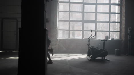 Mujer-Deportiva-Parada-En-La-Posición-Inicial-En-El-Gimnasio.-Atleta-Corriendo-En-El-Edificio-Loft