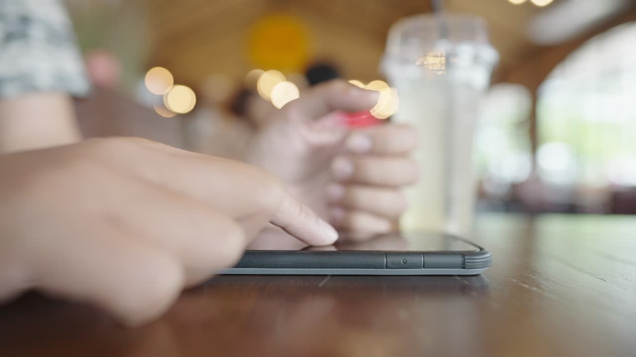 un joven empresario está teniendo una videoconferencia con los clientes a través de un teléfono inteligente conectado a internet.