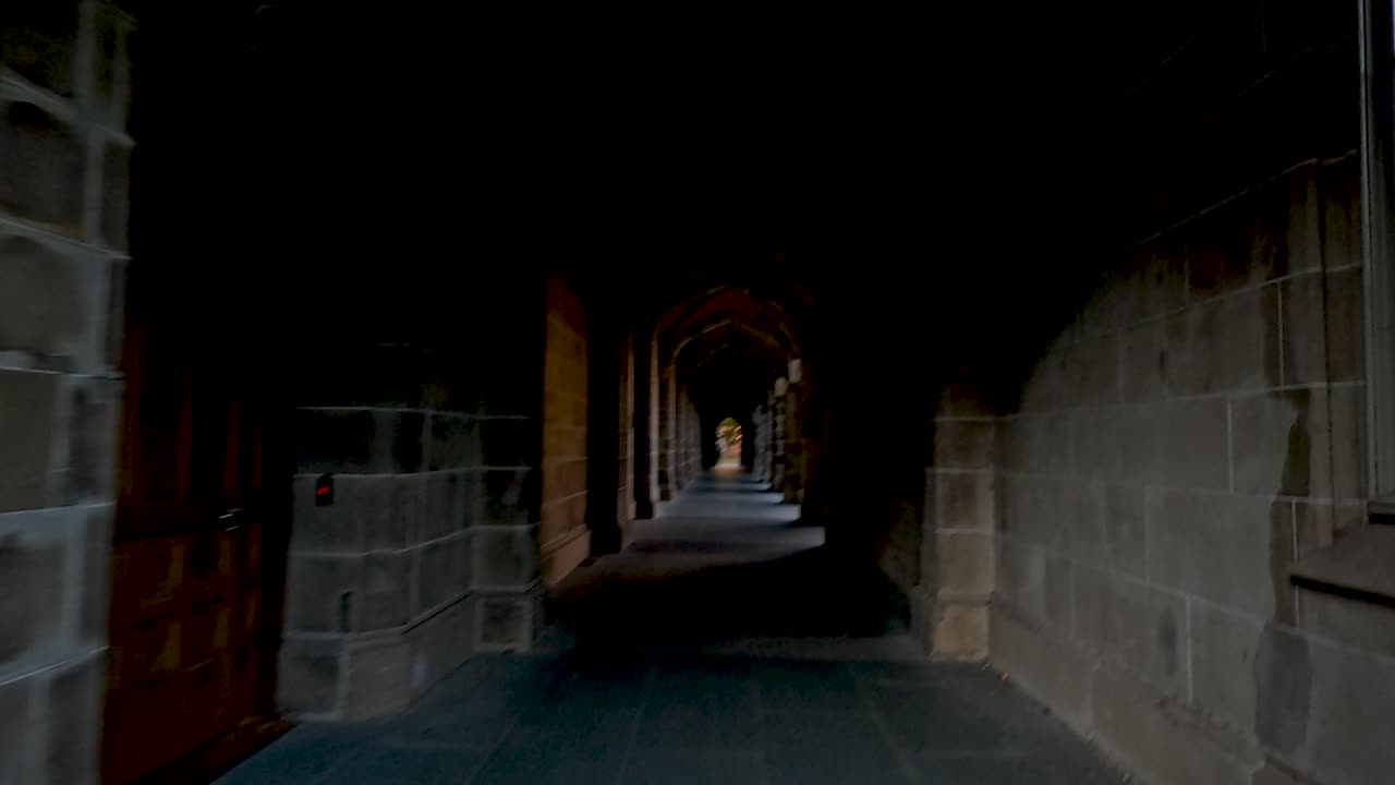 멜버른 대학교의 돌로 된 복도