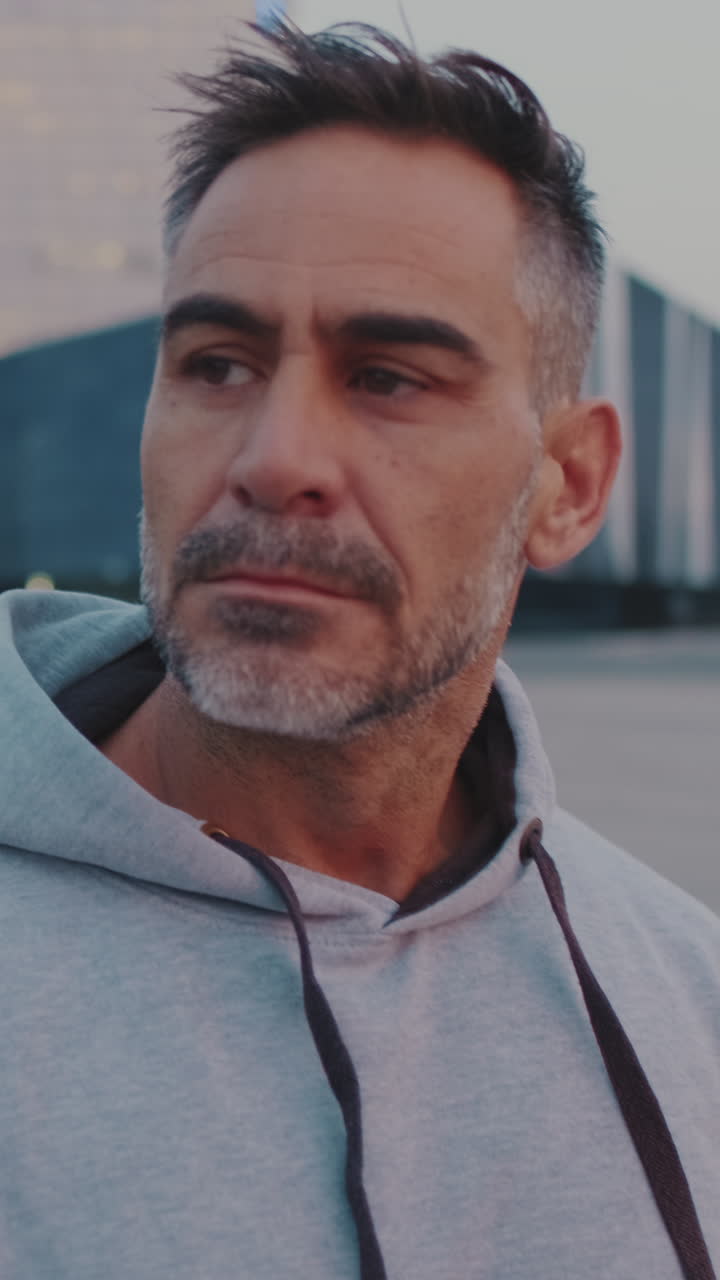 Portrett av en mann i en hettegenser