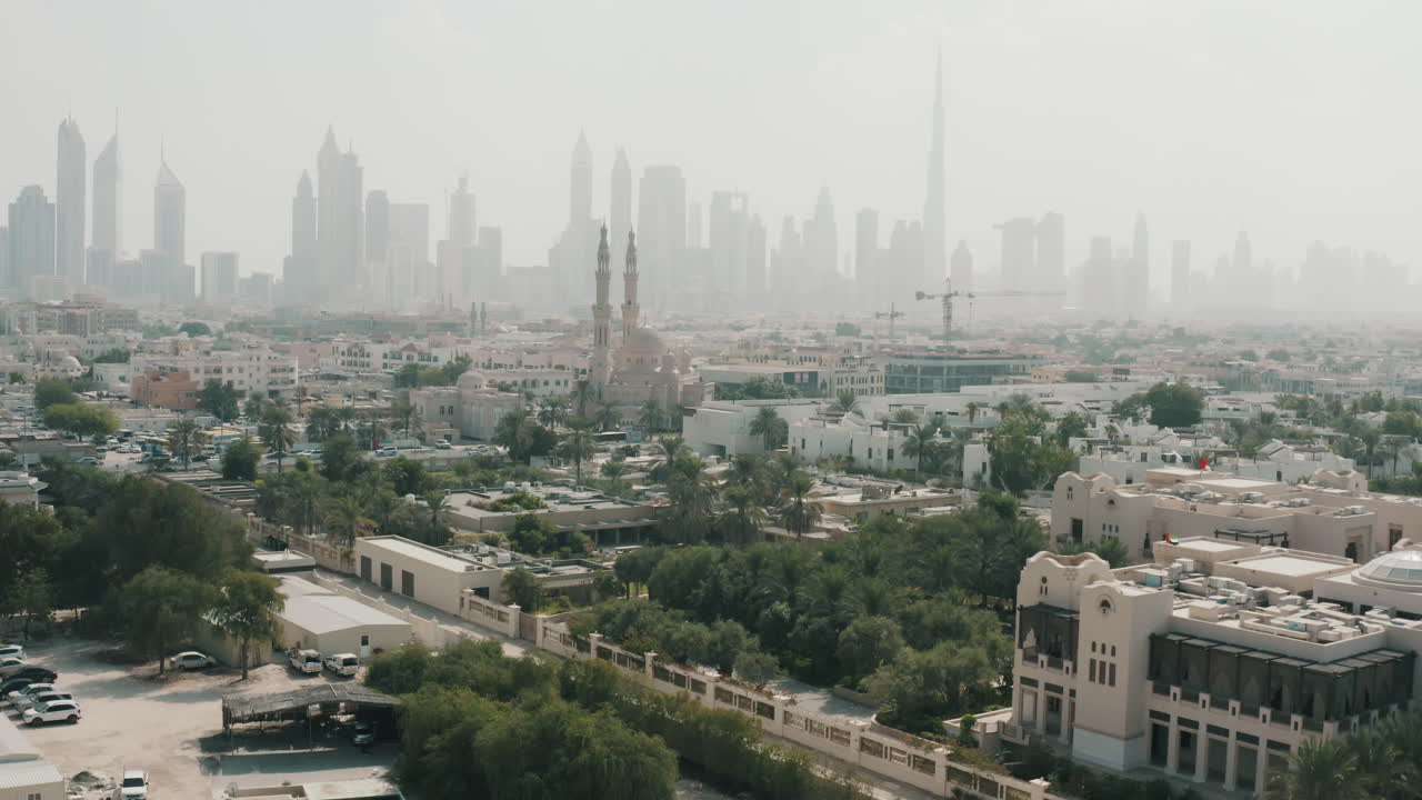 Moschea di Jumeirah, Dubai, Emirati Arabi Uniti con sfondo di grattacieli nebbiosi, ripresa aerea