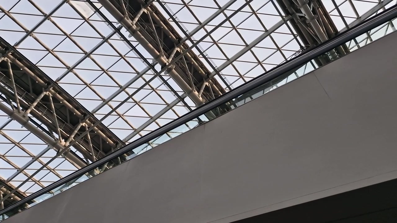 Aeroporto Internazionale di Incheon, Seul, Corea del Sud, vista del soffitto in vetro dalla scala mobile.