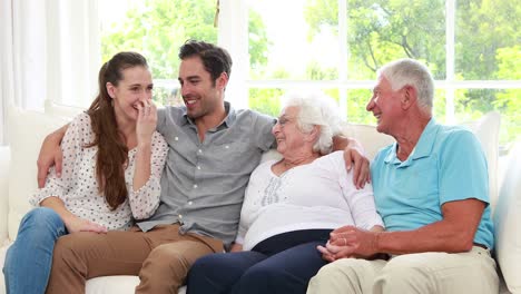 Pareja-Feliz-Hablando-Con-Los-Padres