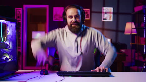 jugador celebrando después de ganar un partido en línea de esports durante la transmisión en vivo con los fanáticos