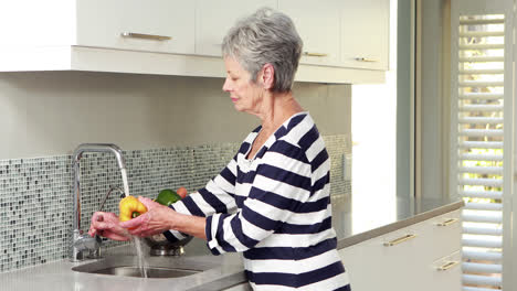 Mujer-Mayor-Lavando-Algunas-Verduras