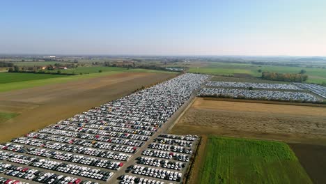 imágenes aéreas de autos terminados listos para ser enviados a un enorme centro de distribución