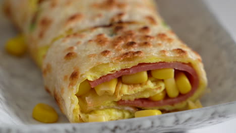 haciendo una deliciosa tortilla taiwanesa, un rollo de panqueque de huevo.