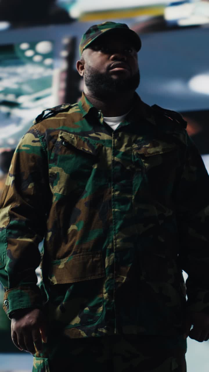 Uomo in uniforme mimetica che veglia