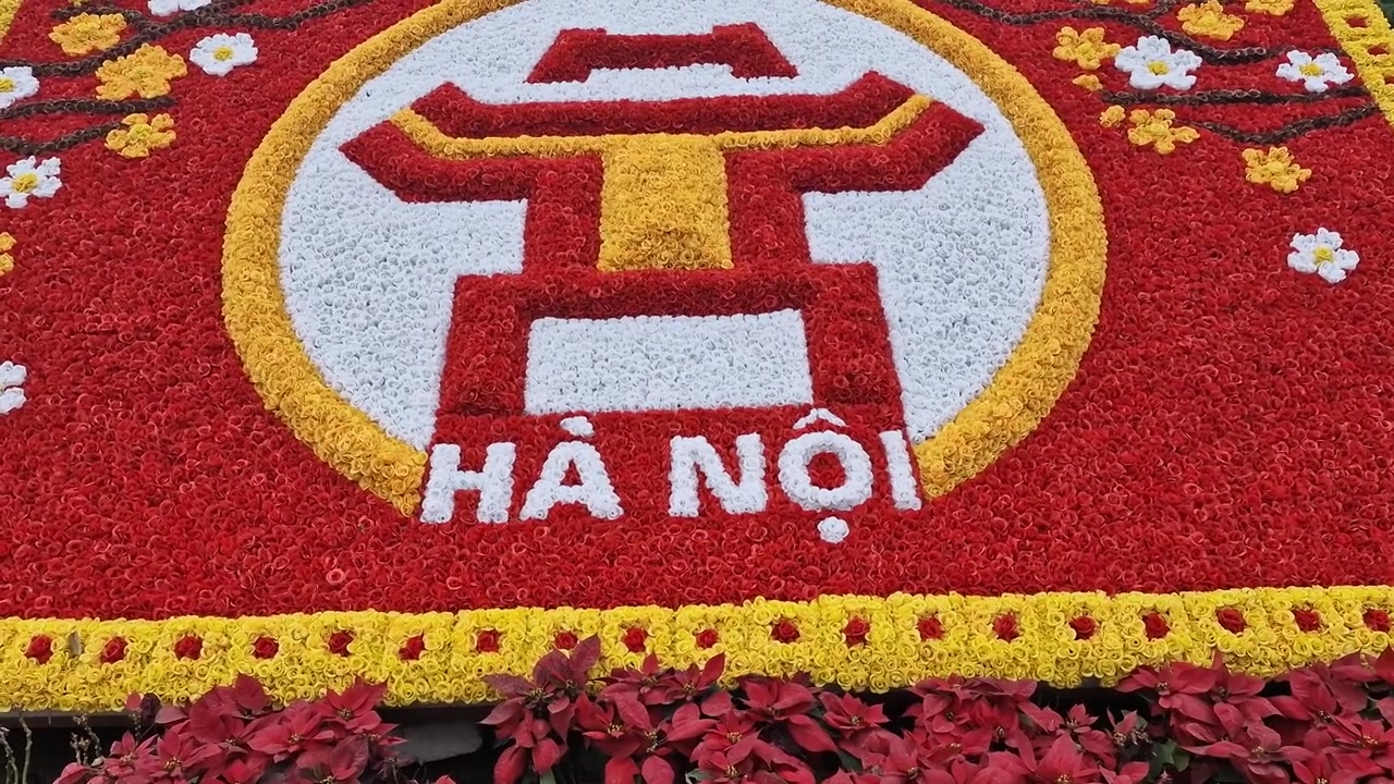 Biểu tượng thành phố Hà Nội, Việt Nam làm từ hoa trên một trong các quảng trường trung tâm, cận cảnh