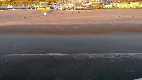 Esta-Toma-Consiste-En-Un-Dron-Que-Se-Desliza-Por-La-Playa-Y-Se-Desplaza-Lentamente-Hacia-Arriba