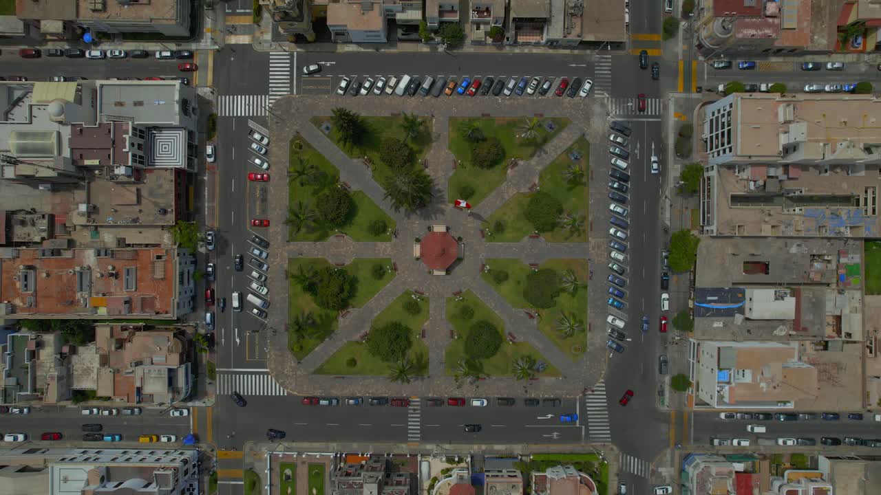 Time lapse aereo di una vivace piazza cittadina e un parco urbano