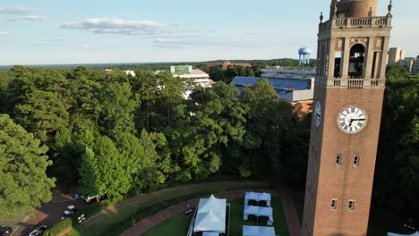 Universität-North-Carolina,-Chapel-Hill,-Glockenturm,-Drohne,-Langsamer-Aufstieg,-Stadion-Dahinter