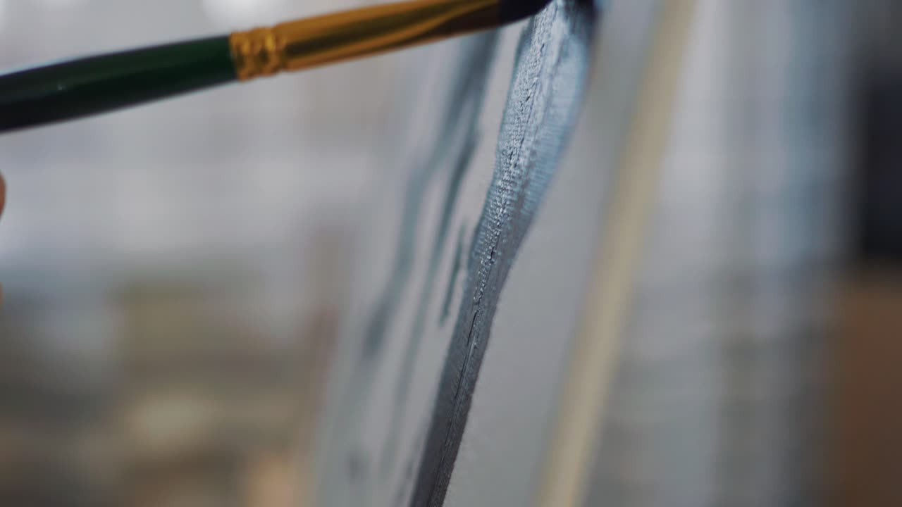 캔버스에 그리는 브러시의 자세한 샷