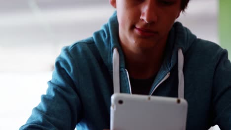 Schüler-Nutzt-Digitales-Tablet-Im-Klassenzimmer