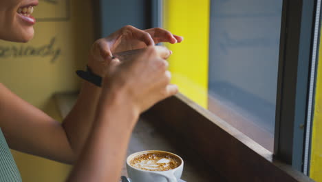 Mujer-En-Una-Cafetería-Tomando-Una-Fotografía-De-Una-Bebida-Caliente-Para-Publicarla-En-Las-Redes-Sociales.