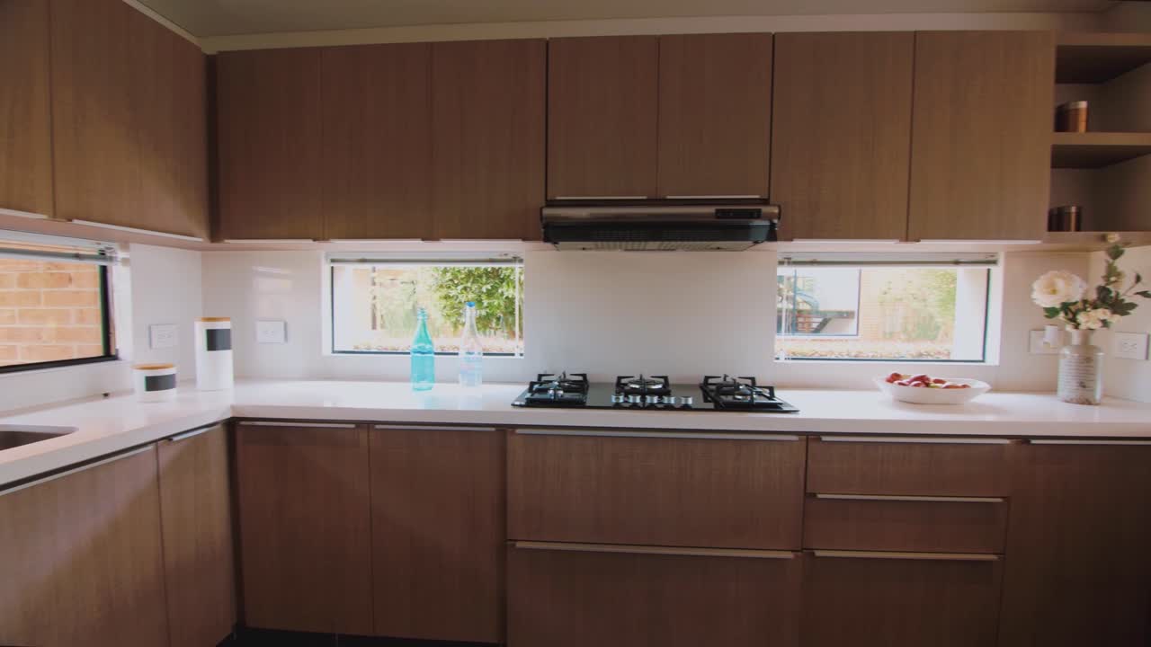 현대적인 레이아웃과 최고 수준의 편의시설을 통해 효율성과 질서를 발산하는 간소화되고 현대적인 부 ⁇ 을 도입합니다.