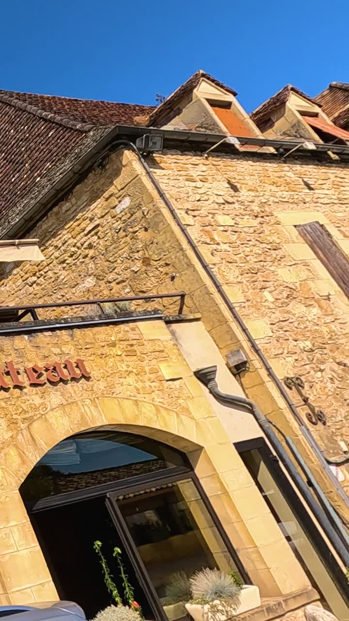 경치 좋은 주변과 은 하늘을 가진 돌로 지은 건물