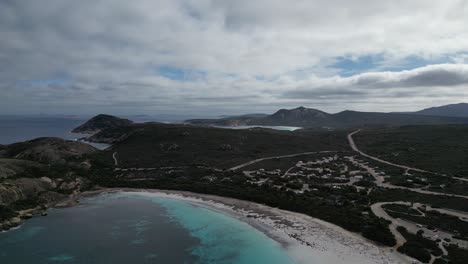 Slow-aerial-view-of-Lucky-bay-beach-in-Cape-Le-Grand,-Western-Australia