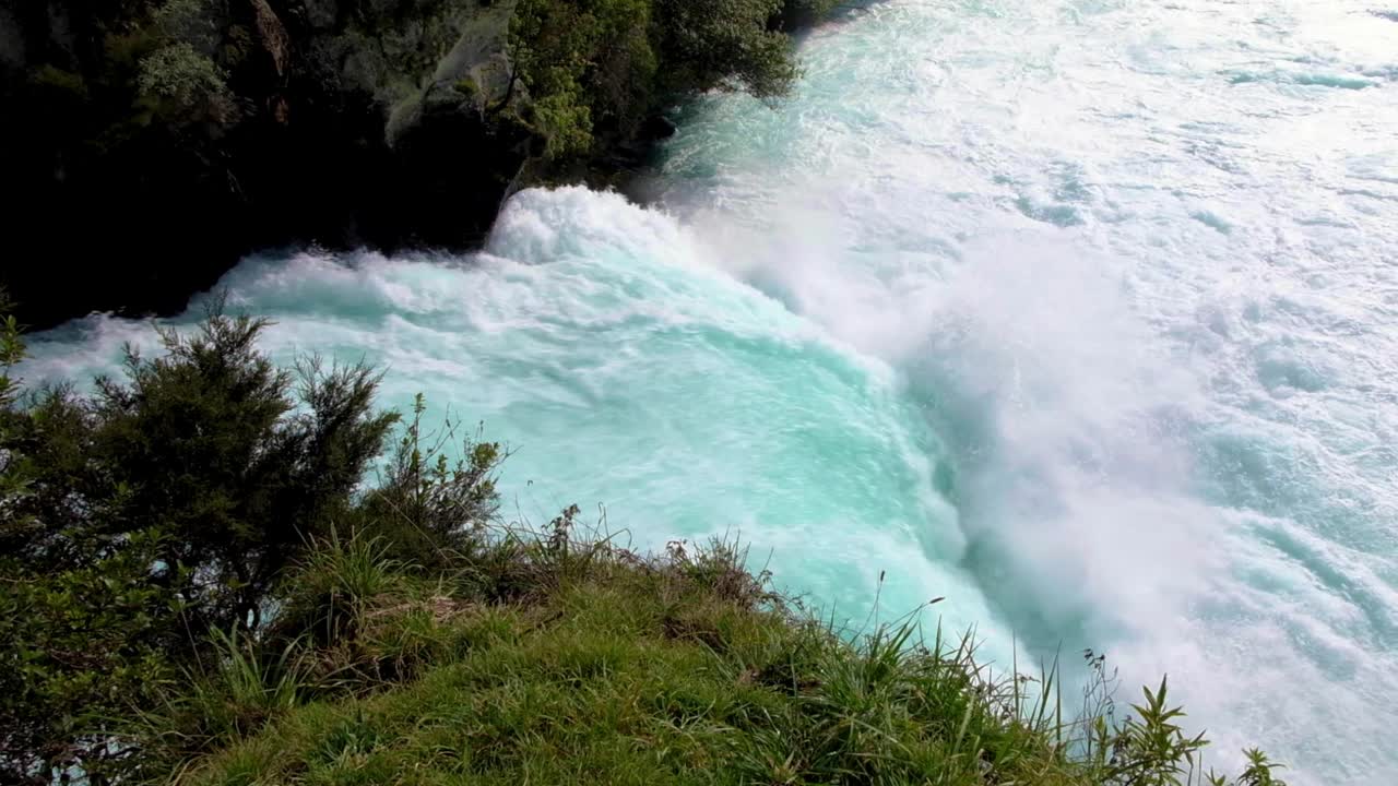 mirando la impresionante boca de la cascada de las cataratas huka con agua que fluye extremadamente rápido del río waikato en un corto paseo en taupo, nueva zelanda aotearoa